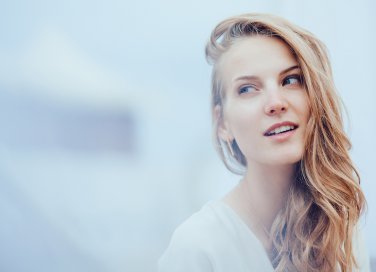 capelli ricci perfetti con la permanente
