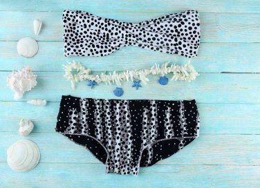come decorare un costume da bagno scolorito