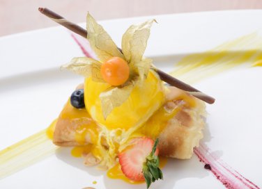 Crêpes alle mandorle con salsa di pesche e gelato alla menta