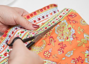 come fare decoupage, ritagliare carta decoupage