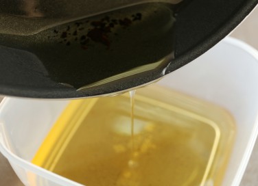 come smaltire olio fritto, come smaltire olio cucina, come smaltire olio esausto