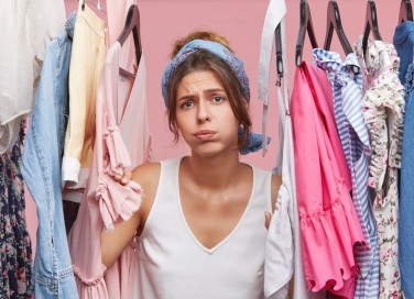 cambio armadio cosa buttare, decluttering armadio, cosa buttare dal guardaroba 