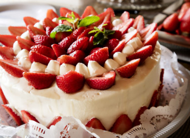 torte decorate con fragole, decorazioni fragole torta