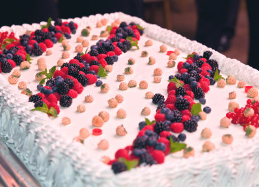 torte rettangoli decorate con panna, torte decorate con panna