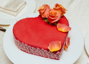 torte a forma di cuore decorate con fiori freschi, torte a forma di cuore