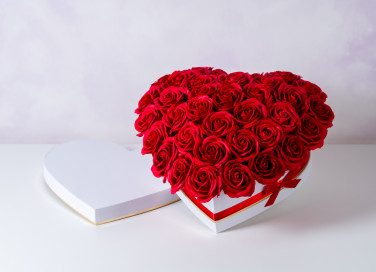 scatola a forma di cuore con rose fai da te, scatola con rose fai da te
