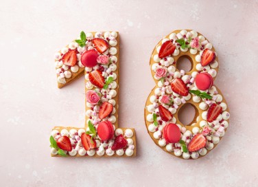 come decorare torta a forma di numero 18, torta 18 decorazioni