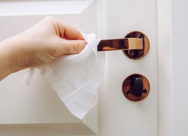 Come pulire porte e maniglie di casa