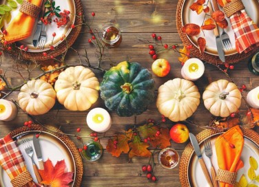 decorare tavola autunno con foglie secche, decorare tavola autunno, decorare tavola foglie