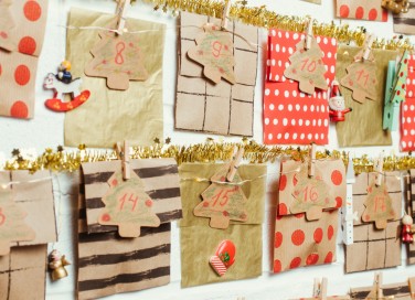 calendario dell'avvento con materiale di riciclo, calendario dell'avvento