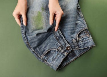 Come togliere le macchie di erba dai jeans