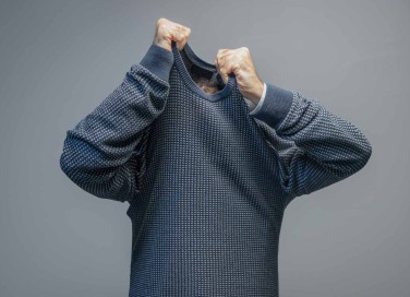 Sognare di non riuscire a togliersi i vestiti