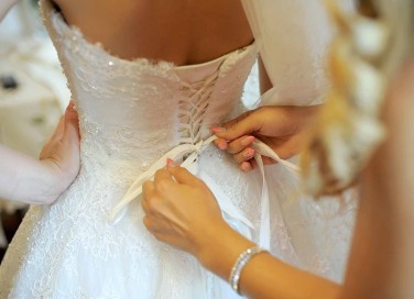 Sognare di indossare abito da sposa