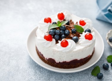torte decorate con panna e ciliegie, torte decorate con panna, torte decorate con ciliegie