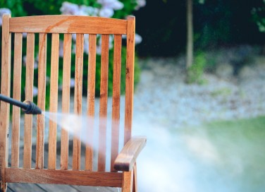 come togliere escrementi degli uccelli dai mobili del giardino, come togliere gli escrementi degli uccelli