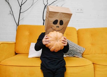maschere di Halloween con sacchetti di carta