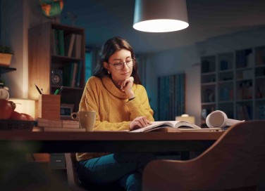 ragazza studia di notte