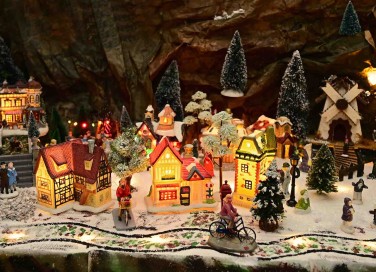albero di Natale con villaggio natalizio