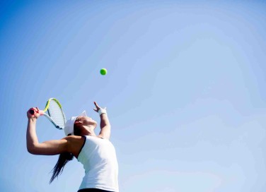 giocare a tennis