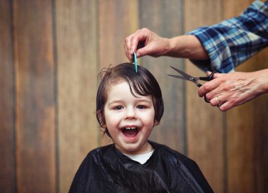 Tagliare i capelli ai bambini