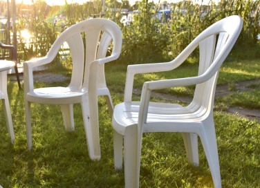 come pulire le sedie bianche di plastica, come pulire sedie bianche, come pulire sedie plastica
