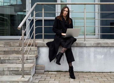 cappotto nero in autunno