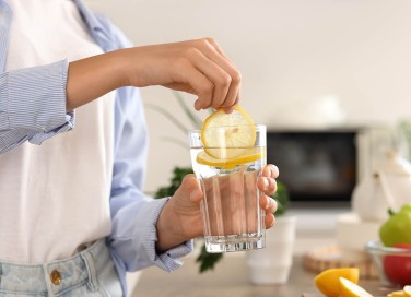 acqua e limone per digerire