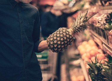 ananas nel carrello della spesa