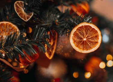 decorare l'albero di Natale con la frutta