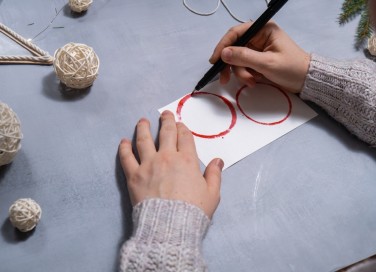 palline di natale con materiale da riciclo, palline di natale tappi, tappi natale
