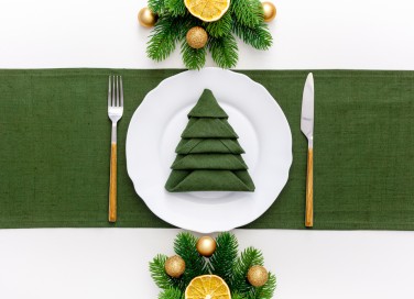 come piegare tovaglioli a forma di albero di natale, come piegare tovaglioli natale