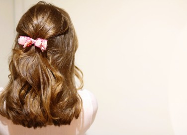 fiocco tra i capelli