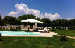 piscina casa esterno giardino nuotare aria aperta amici acqua manutenzione cloro pulizia