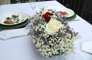 tavola elegante centro tavola fiori galateo tovaglia lino regole 