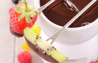 fonduta cioccolato frutta biscotti meringhe 
