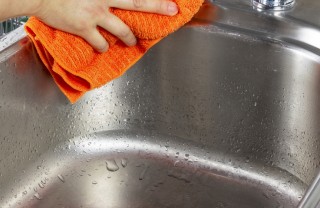 Se il lavello è in acciaio non si può tralasciare di asciugarlo ogni volta che si utilizza