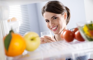 10 regole per un frigo profumato frigorifero pulito freddo cibo mantenimento casa conservare mangiare cucina raffreddare pietanza tappo contenitore ermetico odore sicurezza