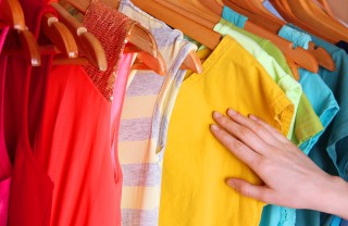 capi colorati lavatrice lavaggio acqua fredda calda detersivo detergente capi bianchi colorati fibre sintetiche naturali