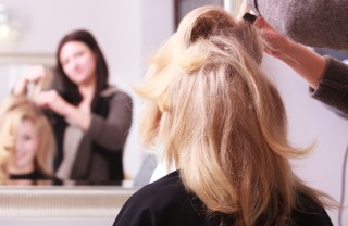 capelli ciuffo acconciatura