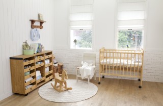 cameretta bambini bebè neonato arredare interno casa giochi colori tenui benessere calma rilassamento