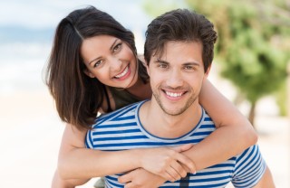Il fascino è giovane fascino giovane donna matura femminilità seduzione
