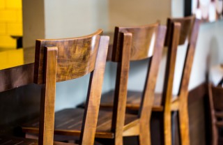 sedie legno curare trattare lucidare olio di lino panno morbido