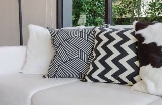 arredamento casa interni bainco nero mobili essenzialità moderno appartamento linee pulite design raffinatezza