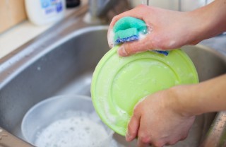 lavare a mano ammollo piatti bicchieri nelsen guanti acqua lavandino cucina panno asciugare