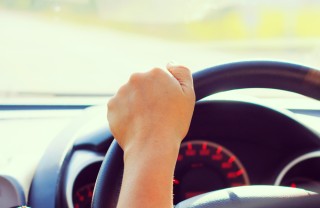 donna in auto