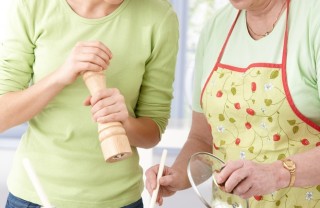 mamma e nonna in cucina mamma e nonna in cucina