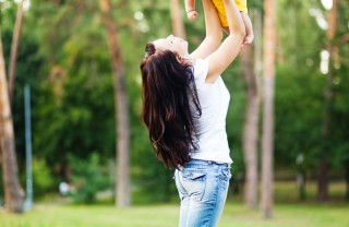 mamma e bambino al parco mamma e bambino al parco
