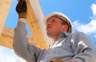 costruire, fare, creare, fabbricare, realizzare, edificare, produrre, ergere, alzare, lavorare
