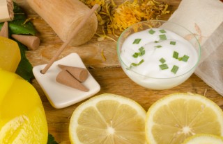 Trattamenti naturali per capelli grassi