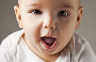 bambino che cerca di parlare bambino che cerca di parlare